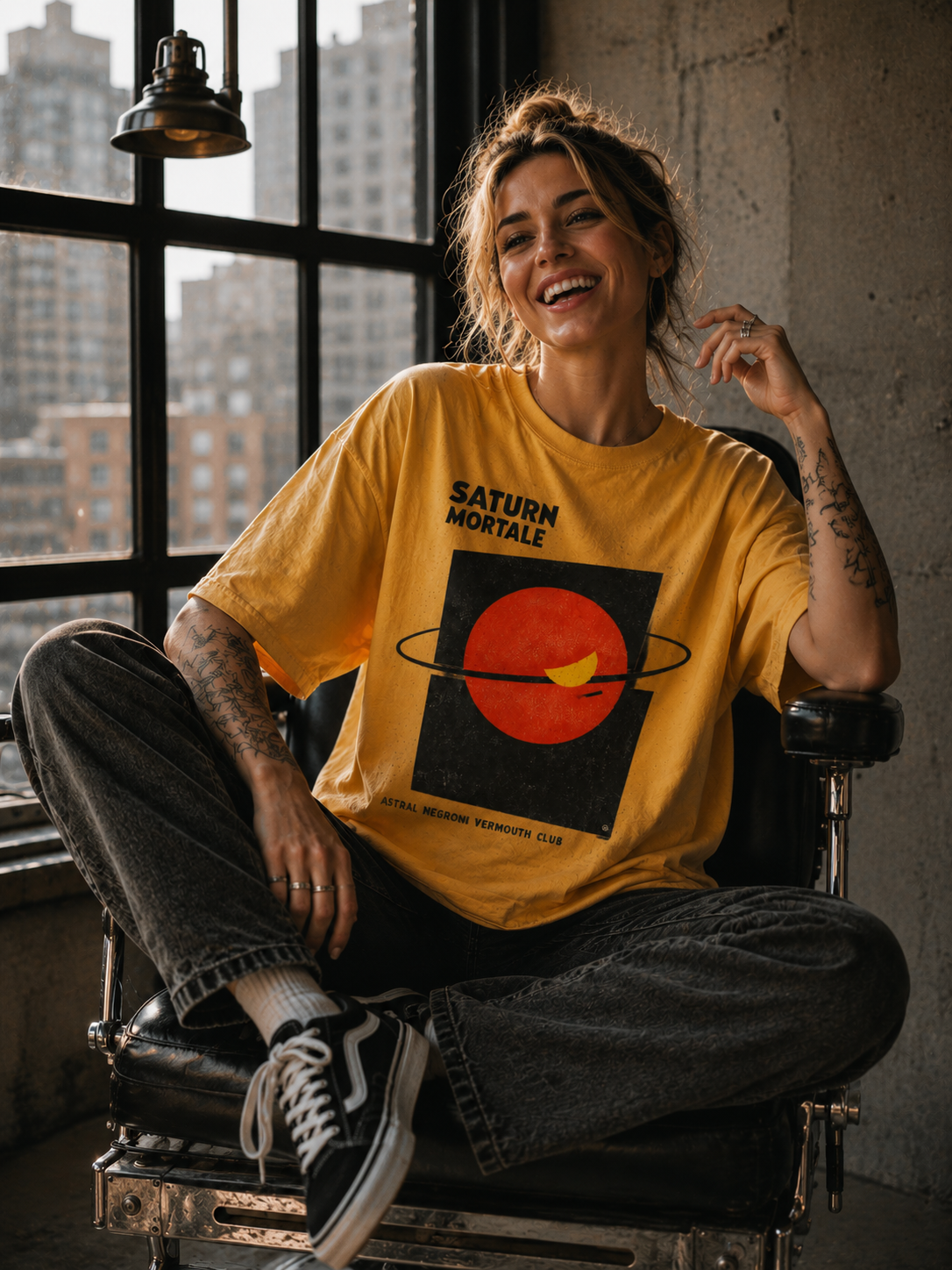 Kreative Fashion-, Produkt- und Modelfotografie aus Salzburg mit Fokus auf außergewöhnliche T-Shirt-Designs, visuelle Markenwelten und editorial inszenierte Streetwear-Kampagnen. Gezeigt werden kreative Graphic-Shirts und Fashion-Kollektionen mit Einflüssen aus Brutalismus, Art Déco, Mid-Century Design, Vintage Travel Badges, Pop Art, Retro-Futurismus, UFO-Ästhetik, Space-Age-Grafik, alpiner Ikonografie und experimenteller Typografie. Hochwertige Produktfotografie trifft auf cineastische Lichtsetzung, authentische Models, starke Farben, plakative Kompositionen und detailreiche Printdarstellung. Von minimalistischen Studioaufnahmen bis zu kunstvollen Kampagnenbildern entstehen markante Fashion-Fotografien mit klarer Bildsprache und hohem Wiedererkennungswert – zwischen Galerieästhetik, Kultplakat der 70er und einer geheimen Raumfahrtmission irgendwo zwischen dem Großglockner und Area 51.