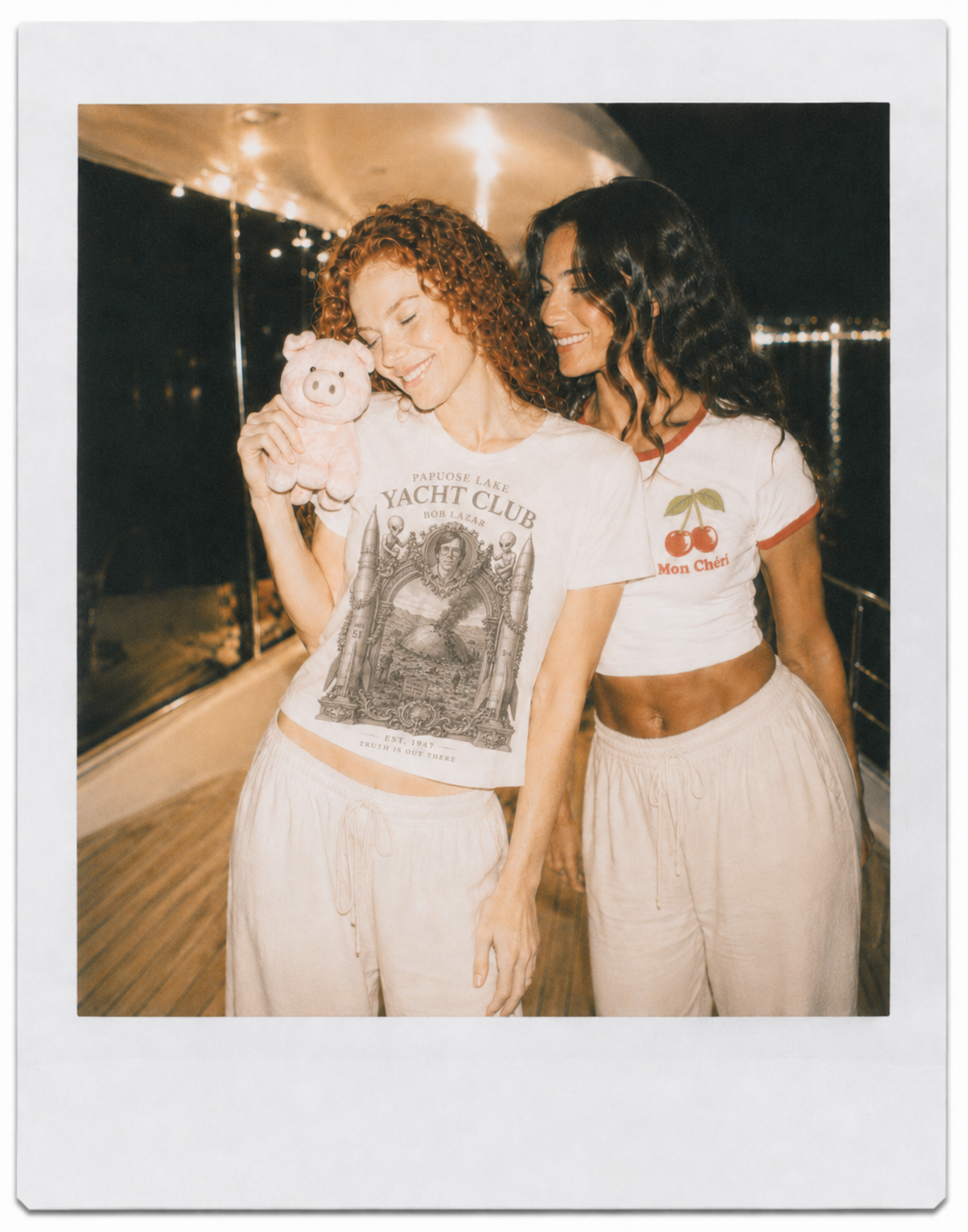 UFO - UAP - Kreative Fashion-, Produkt- und Modelfotografie aus Salzburg, spezialisiert auf hochwertige T-Shirt-Designs, moderne Streetwear und editorial inszenierte Kampagnenbilder mit internationalem Anspruch. Ausdrucksstarke Model-Fotografie trifft auf präzise Lichtsetzung, hochwertige Materialien und eine visuelle Ästhetik zwischen High Fashion, zeitgenössischem Editorial und ikonischer Vintage-Kampagne. Detailreiche Aufnahmen von Prints, Stoffstrukturen und Schnitten werden kombiniert mit authentischen Posen, cineastischer Atmosphäre, kontrolliertem Studiolicht und dynamischen Perspektiven. Von minimalistischen Lookbooks bis zu aufwendig produzierten Lifestyle-Shootings entstehen markante Bilder für Fashion Labels, Künstler:innen, Brands und kreative Kollektionen in ganz Österreich – hochwertig, charakterstark und mit genau jener Mischung aus Präzision und Stilgefühl, für die man sonst vermutlich erst nach Kopenhagen, Zürich oder irgendeinem mystischen Loft in Tokio reisen müsste.