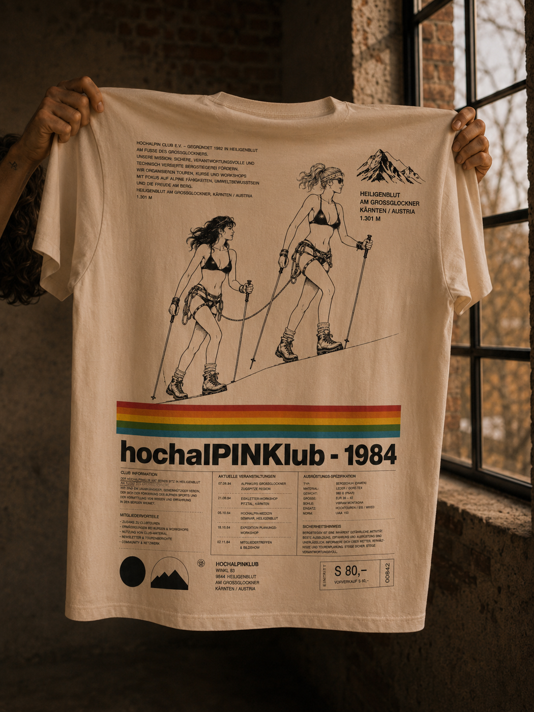 Kreative Fashion-, Produkt- und Modelfotografie aus Salzburg mit Fokus auf außergewöhnliche T-Shirt-Designs, visuelle Markenwelten und editorial inszenierte Streetwear-Kampagnen. Gezeigt werden kreative Graphic-Shirts und Fashion-Kollektionen mit Einflüssen aus Brutalismus, Art Déco, Mid-Century Design, Vintage Travel Badges, Pop Art, Retro-Futurismus, UFO-Ästhetik, Space-Age-Grafik, alpiner Ikonografie und experimenteller Typografie. Hochwertige Produktfotografie trifft auf cineastische Lichtsetzung, authentische Models, starke Farben, plakative Kompositionen und detailreiche Printdarstellung. Von minimalistischen Studioaufnahmen bis zu kunstvollen Kampagnenbildern entstehen markante Fashion-Fotografien mit klarer Bildsprache und hohem Wiedererkennungswert – zwischen Galerieästhetik, Kultplakat der 70er und einer geheimen Raumfahrtmission irgendwo zwischen dem Großglockner und Area 51.