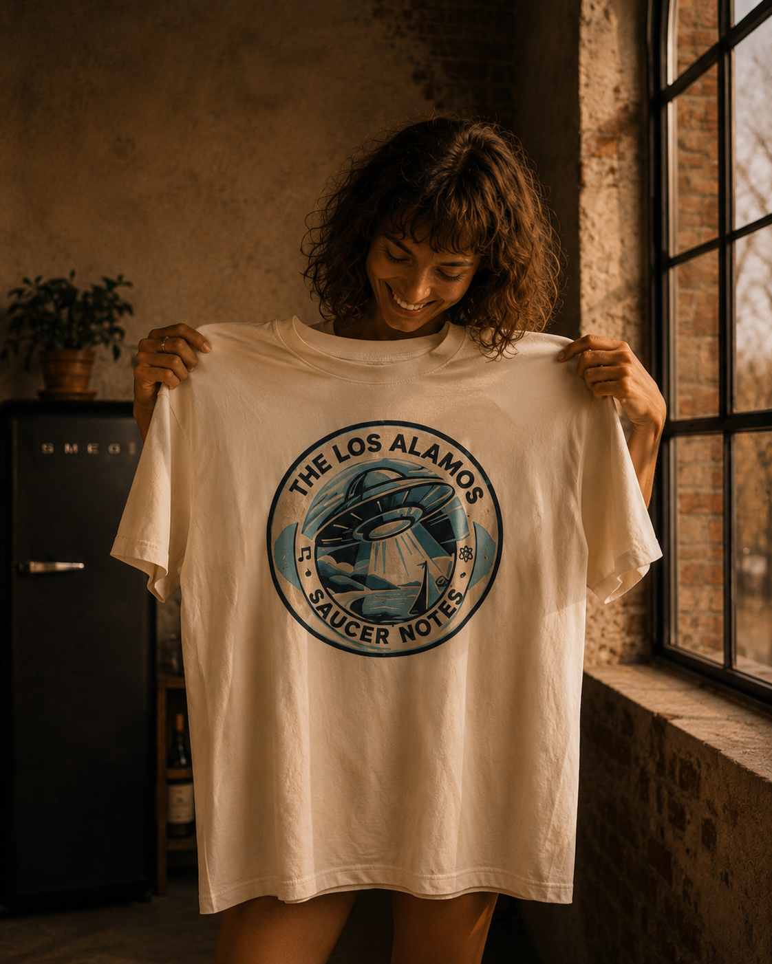 UFO - UAP - Kreative Fashion-, Produkt- und Modelfotografie aus Salzburg mit Fokus auf außergewöhnliche T-Shirt-Designs, visuelle Markenwelten und editorial inszenierte Streetwear-Kampagnen. Gezeigt werden kreative Graphic-Shirts und Fashion-Kollektionen mit Einflüssen aus Brutalismus, Art Déco, Mid-Century Design, Vintage Travel Badges, Pop Art, Retro-Futurismus, UFO-Ästhetik, Space-Age-Grafik, alpiner Ikonografie und experimenteller Typografie. Hochwertige Produktfotografie trifft auf cineastische Lichtsetzung, authentische Models, starke Farben, plakative Kompositionen und detailreiche Printdarstellung. Von minimalistischen Studioaufnahmen bis zu kunstvollen Kampagnenbildern entstehen markante Fashion-Fotografien mit klarer Bildsprache und hohem Wiedererkennungswert – zwischen Galerieästhetik, Kultplakat der 70er und einer geheimen Raumfahrtmission irgendwo zwischen dem Großglockner und Area 51.