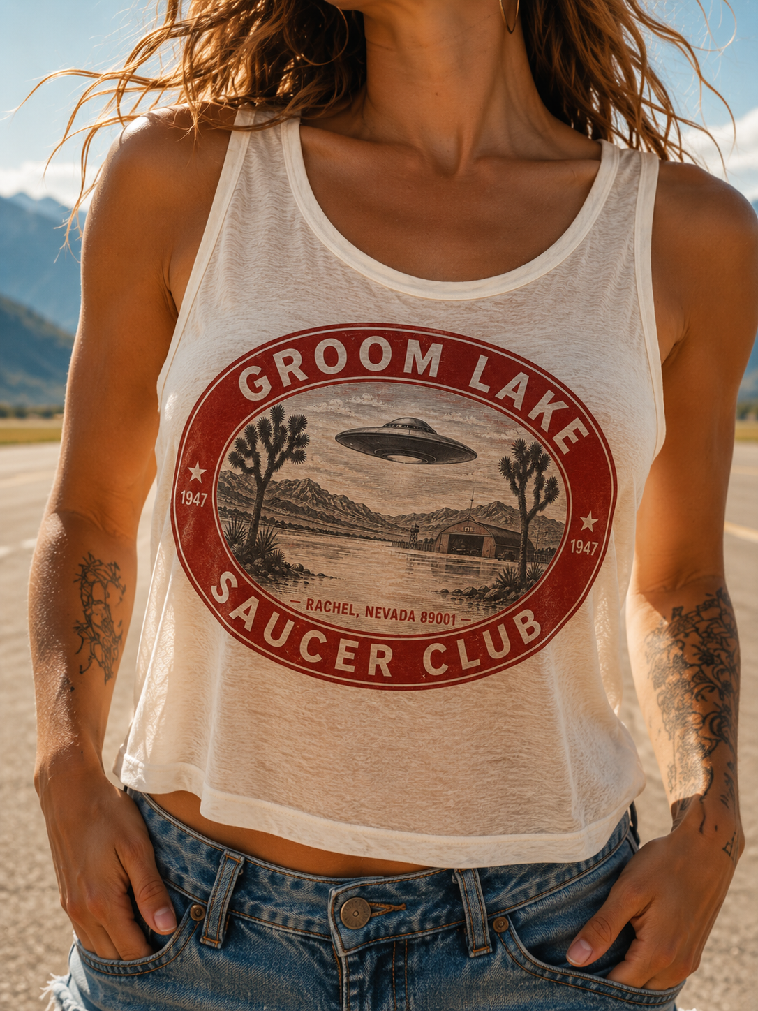 Kreative Fashion-, Produkt- und Modelfotografie aus Salzburg mit Fokus auf außergewöhnliche T-Shirt-Designs, visuelle Markenwelten und editorial inszenierte Streetwear-Kampagnen. Gezeigt werden kreative Graphic-Shirts und Fashion-Kollektionen mit Einflüssen aus Brutalismus, Art Déco, Mid-Century Design, Vintage Travel Badges, Pop Art, Retro-Futurismus, UFO-Ästhetik, Space-Age-Grafik, alpiner Ikonografie und experimenteller Typografie. Hochwertige Produktfotografie trifft auf cineastische Lichtsetzung, authentische Models, starke Farben, plakative Kompositionen und detailreiche Printdarstellung. Von minimalistischen Studioaufnahmen bis zu kunstvollen Kampagnenbildern entstehen markante Fashion-Fotografien mit klarer Bildsprache und hohem Wiedererkennungswert – zwischen Galerieästhetik, Kultplakat der 70er und einer geheimen Raumfahrtmission irgendwo zwischen dem Großglockner und Area 51.