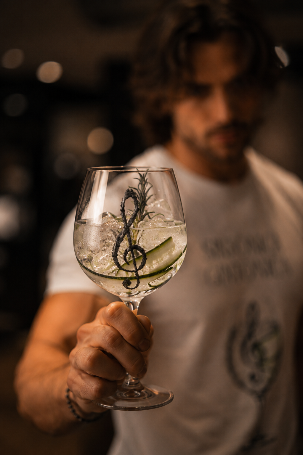 Kreative Fashion-, Produkt- und Modelfotografie aus Salzburg mit Fokus auf außergewöhnliche T-Shirt-Designs, visuelle Markenwelten und editorial inszenierte Streetwear-Kampagnen. Gezeigt werden kreative Graphic-Shirts und Fashion-Kollektionen mit Einflüssen aus Brutalismus, Art Déco, Mid-Century Design, Vintage Travel Badges, Pop Art, Retro-Futurismus, UFO-Ästhetik, Space-Age-Grafik, alpiner Ikonografie und experimenteller Typografie. Hochwertige Produktfotografie trifft auf cineastische Lichtsetzung, authentische Models, starke Farben, plakative Kompositionen und detailreiche Printdarstellung. Von minimalistischen Studioaufnahmen bis zu kunstvollen Kampagnenbildern entstehen markante Fashion-Fotografien mit klarer Bildsprache und hohem Wiedererkennungswert – zwischen Galerieästhetik, Kultplakat der 70er und einer geheimen Raumfahrtmission irgendwo zwischen dem Großglockner und Area 51.
