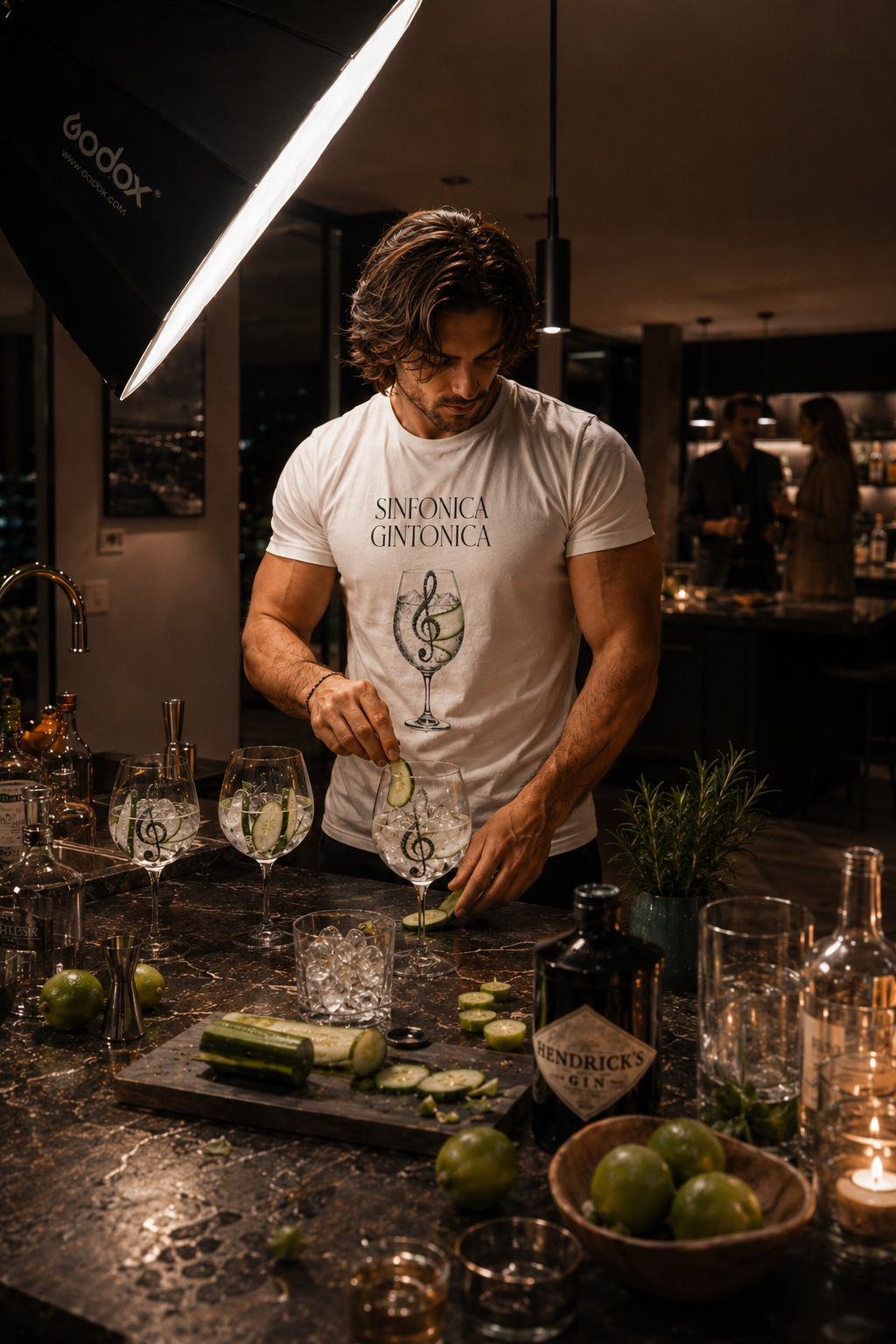 Kreative Fashion-, Produkt- und Modelfotografie aus Salzburg mit Fokus auf außergewöhnliche T-Shirt-Designs, visuelle Markenwelten und editorial inszenierte Streetwear-Kampagnen. Gezeigt werden kreative Graphic-Shirts und Fashion-Kollektionen mit Einflüssen aus Brutalismus, Art Déco, Mid-Century Design, Vintage Travel Badges, Pop Art, Retro-Futurismus, UFO-Ästhetik, Space-Age-Grafik, alpiner Ikonografie und experimenteller Typografie. Hochwertige Produktfotografie trifft auf cineastische Lichtsetzung, authentische Models, starke Farben, plakative Kompositionen und detailreiche Printdarstellung. Von minimalistischen Studioaufnahmen bis zu kunstvollen Kampagnenbildern entstehen markante Fashion-Fotografien mit klarer Bildsprache und hohem Wiedererkennungswert – zwischen Galerieästhetik, Kultplakat der 70er und einer geheimen Raumfahrtmission irgendwo zwischen dem Großglockner und Area 51.